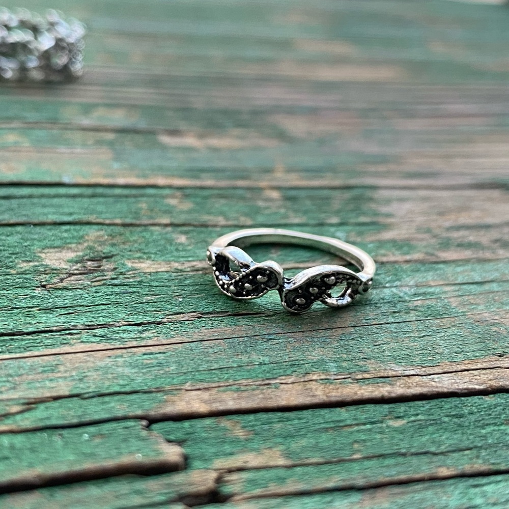 SIMPLE DESIGN RING - Picture 2 of 2